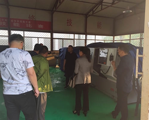 和靈石縣第一職業(yè)高中校領導在?？疾? /></div>
		<h2 id=