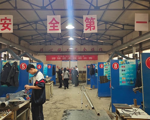 和靈石縣第一職業(yè)高中校領(lǐng)導(dǎo)在?？疾? /></div>
		<h2 id=