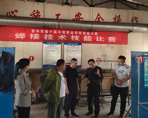 和靈石縣第一職業(yè)高中校領(lǐng)導(dǎo)在?？疾? /></div>
		<h2 id=
