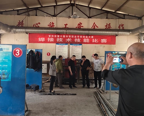 和靈石縣第一職業(yè)高中校領(lǐng)導(dǎo)在?？疾? /></div>
		<h2 id=