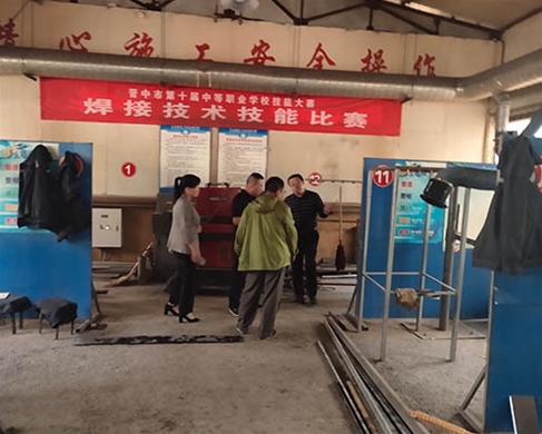和靈石縣第一職業(yè)高中校領(lǐng)導(dǎo)在?？疾? /></div>
		<h2 id=
